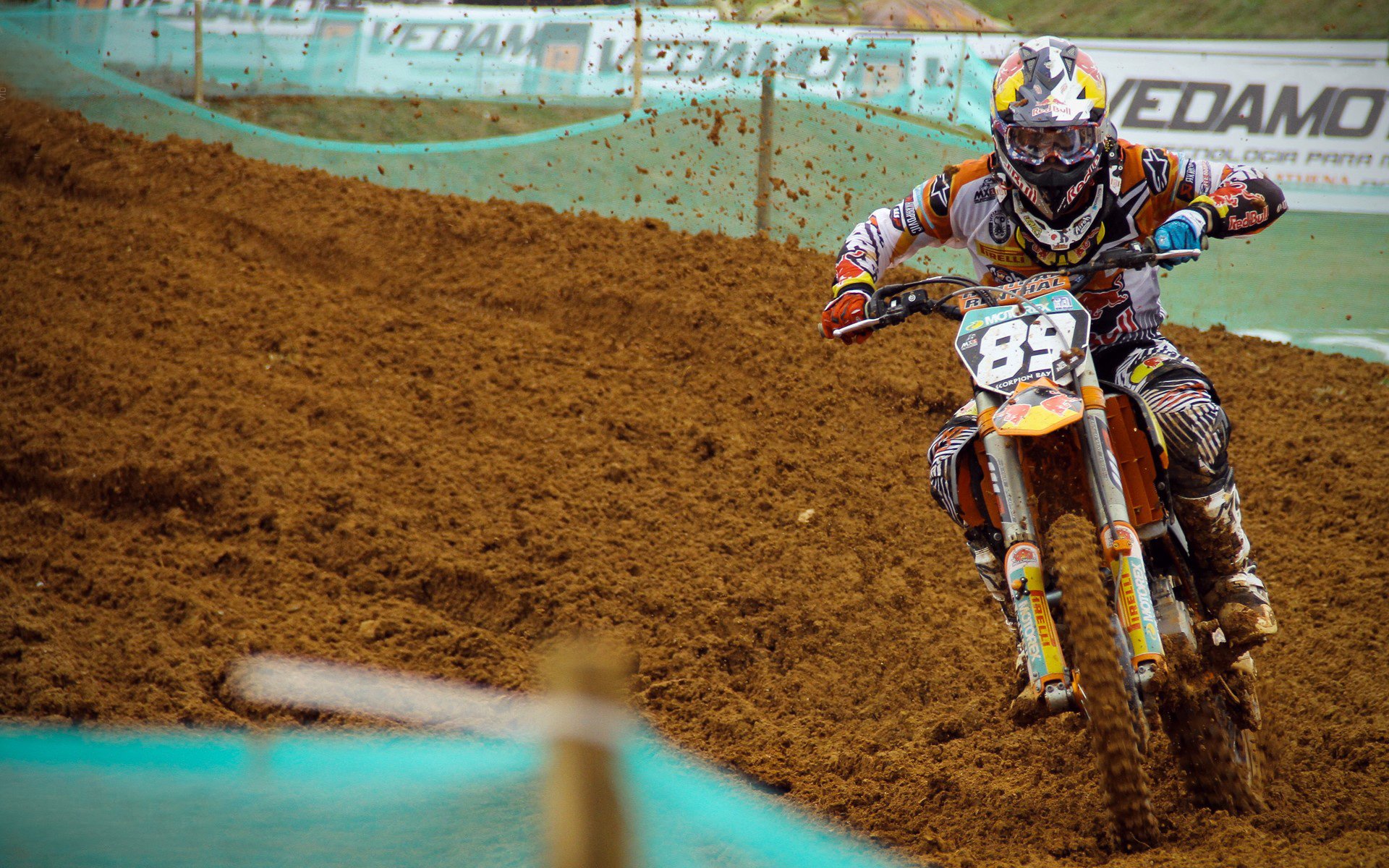 开云体育下载-赛道上的心跳时刻，汉密尔顿关键制胜，哈斯车队险胜阿斯顿马丁